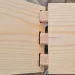 Door lining joint with dowels